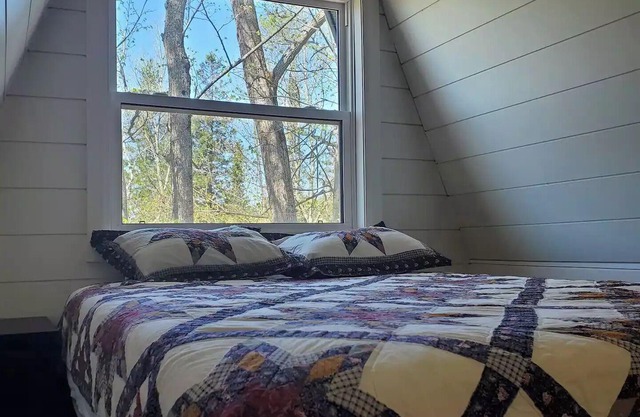Cozy South Loft on Lake Cecebe. Tranquility above Muskoka at Rockwynn Cottages