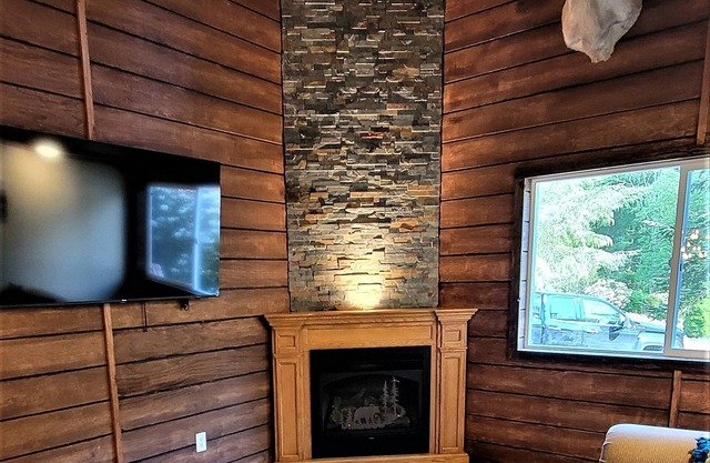 Cozy Spacious 3 Bedroom Cabin in a Country Setting!