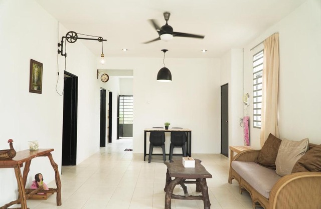 Cozy, Spacious, Air Cond UMP Gambang Homestay - The Pigeon Guest House