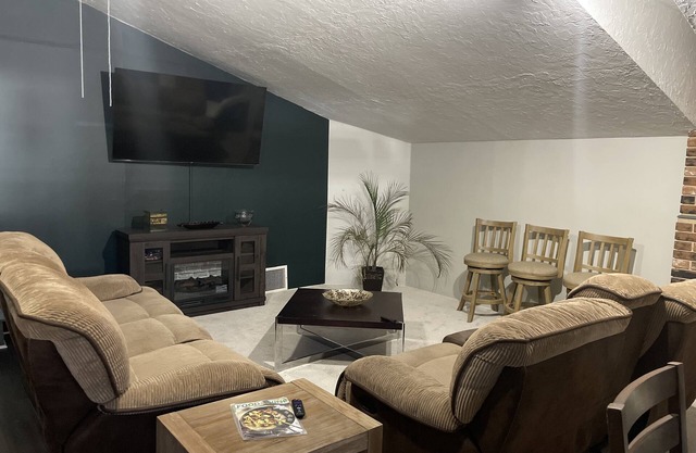 Cozy spacious condo in Little Italy - 5 min drive to Cleveland Clinic