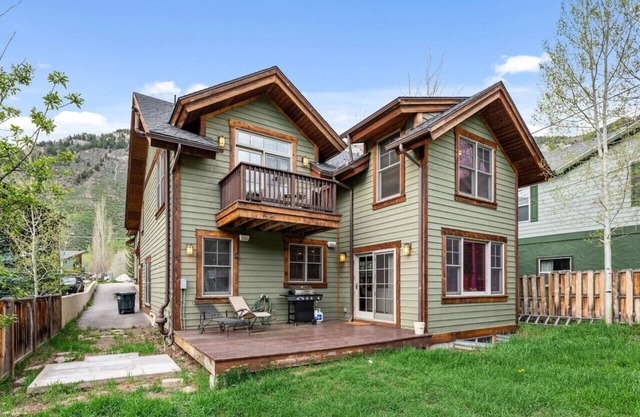 Cozy Spacious Mountain Home Close To Everything