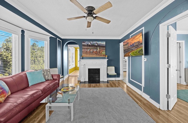 7 mins to Churchill Downs – Comfy Stay for Derby!