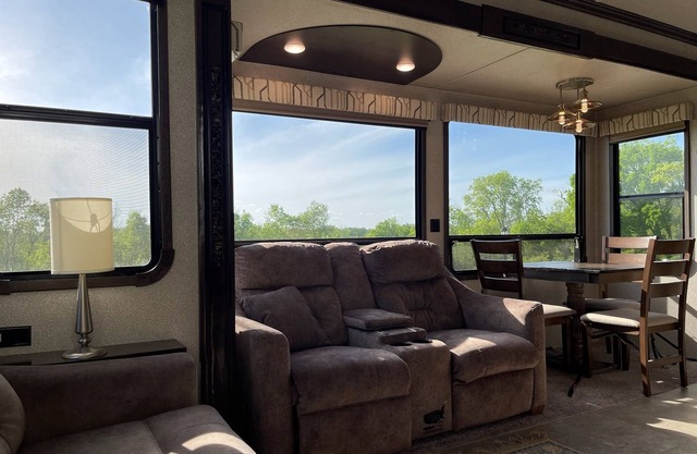 Cozy & Spacious RV 1BD Full bathroom - Cedar Creek Cottage Experience