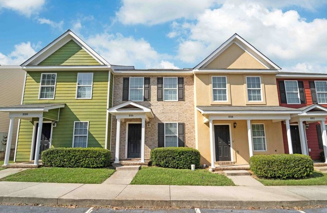 Cozy & Spacious Townhouse in a Gated Community