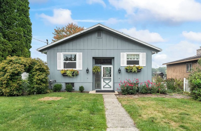 Cozy Spotless Lake Cottage- Close to Skiing, Perfect Get-Away, Gorgeous Sunsets
