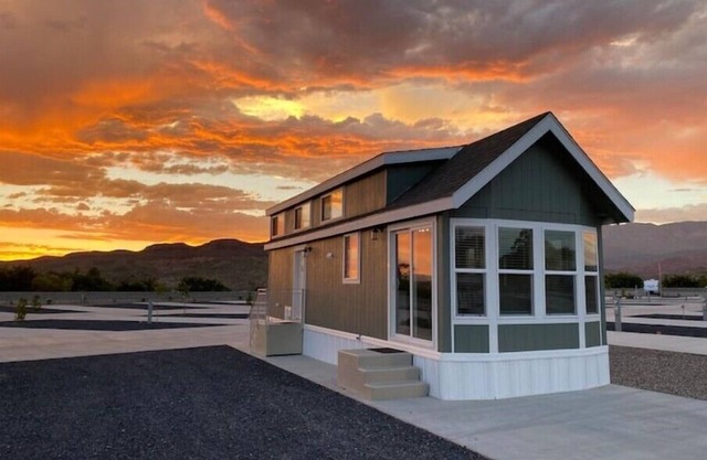 Cozy Stay in a Fun Tiny Cottage! BRAND NEW