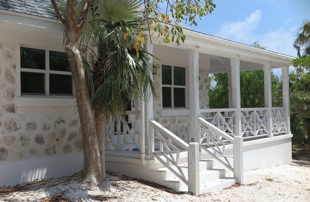 Chalet de pierre confortable sur la plage de sable rose privée