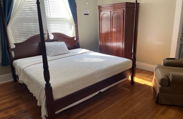 Cozy studio apartment with queen bed in cool Memphis with AC, WiFi