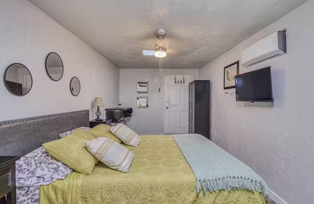 Cozy Studio Apartment at the Base of the Mountain!