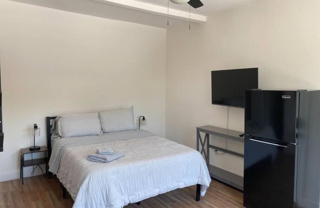 Cozy Studio Apartment in Tampa with Parking