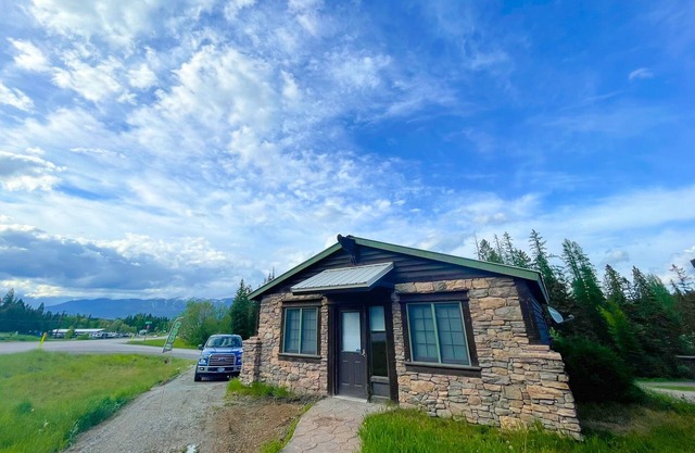 Cozy studio at the gateway to Whitefish and Glacier National Park!