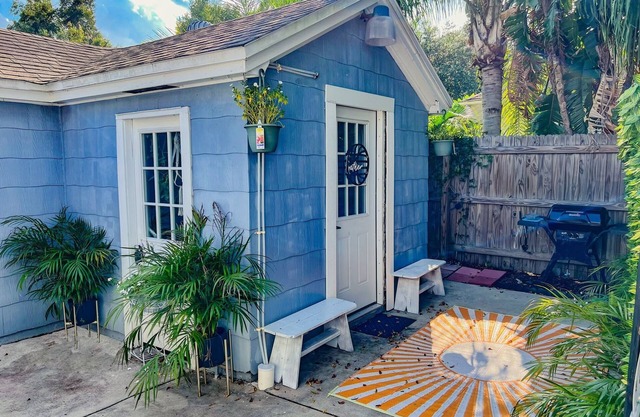 Cozy studio by beautiful Lake Morton and close to downtown Lakeland.