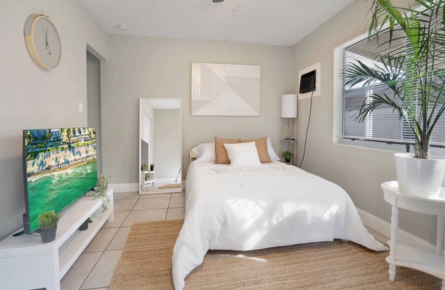 Cozy Studio Centrally Located With Free Parking, Minutes to Airport & Beach