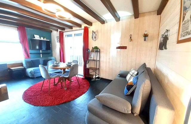 Studio spacieux pour 4 personnes à 1700m avec balcon, accès direct aux pistes et équipements complets.