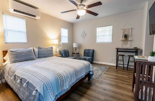Cozy Studio Home Near the Lake and Sam’s Pizza