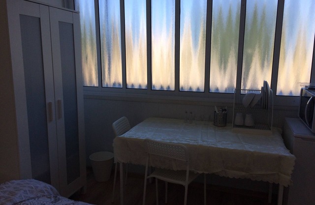 Partition studio confortable d'un appartement d'invités