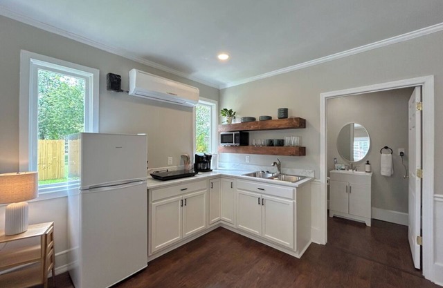 Cozy studio in adorable Jacksonville with WiFi, AC, Kitchenette.