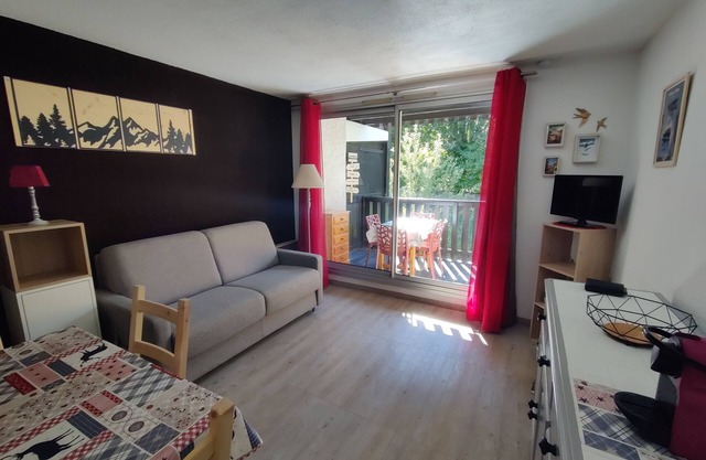 Studio chaleureux à Barcelonnette avec balcon et vue sur montagne