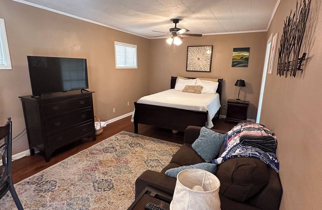 Cozy studio in the heart of Lafayette with WiFi, AC