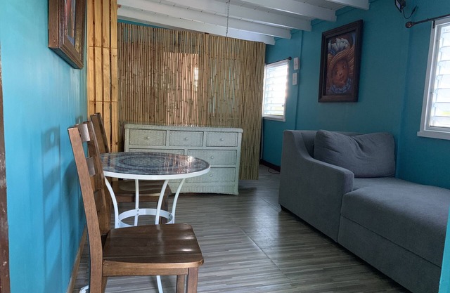 Cozy Studio near restaurants, laundry, shopping center, and beach.