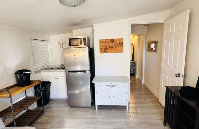 Cozy studio walking distance to downtown Fort Myers