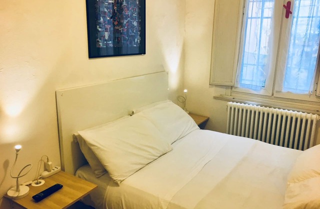 Bel espace ouvert avec salle de bain, cuisine et Wifi