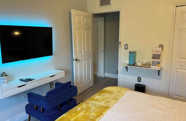 Cozy studio with AC and WiFi in welcoming Homestead