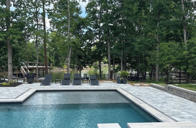Cozy Studio with access to pool, Lake and Dock.