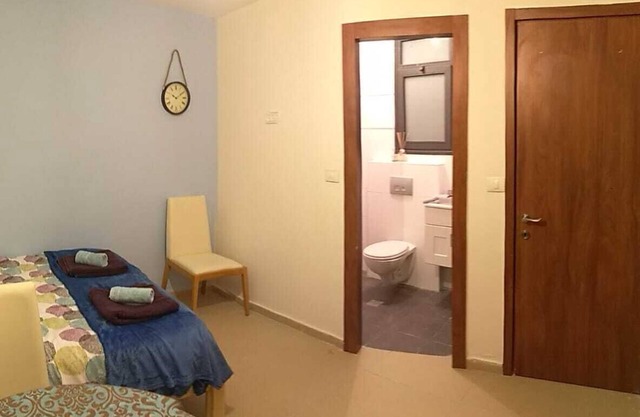 Studio confortable avec beau toit. Nachlaot, centre-ville
