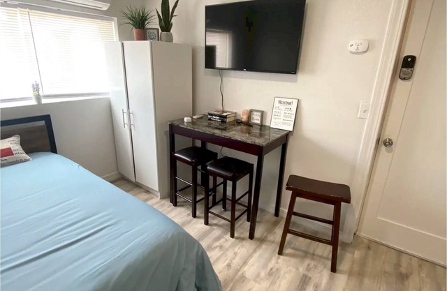 Cozy studio with fully updated Kitchen & Bathroom Unit 3