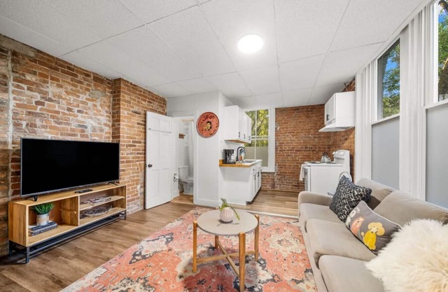 Cozy Studio with Parking | Near UC, Zoo, Downtown