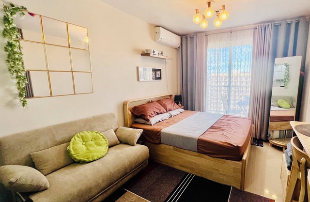 Cozy Studio with Balcony in Cebu Near Mactan Airport Pool Parking wiFi & More