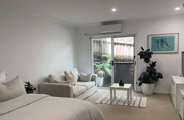 Cozy studio with private entrance & ensuite