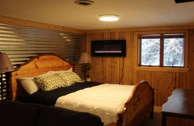 Cozy studio with WiFi and fitness room in Springfield. Close to Okemo and Magic.