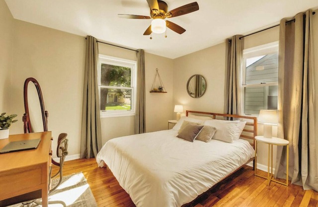 Cozy- Stylish 2 bd with fenced in back yard w/ Firepit