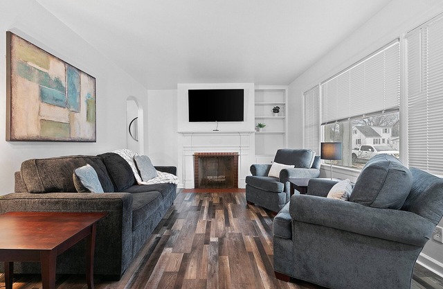 Cozy & Stylish 2BR Front Duplex. 1.3 Miles to Lambeau! Free Game Day Shuttle!