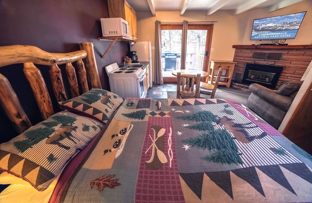 Cozy Suite for Two with Personal Hot Tub and Fireplace