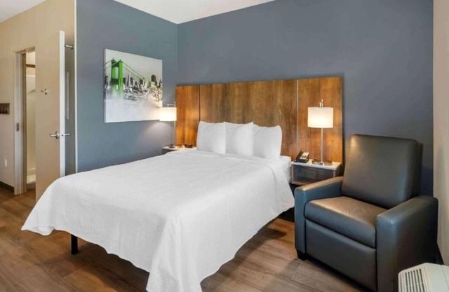 Cozy Suite w/Kitchen Near Gulf Coast Town Center – 5 Min Drive