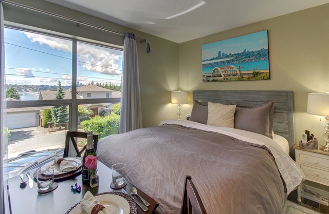 Suite confortable avec vue sur le lac et la ville, bain à remous partagé, près des parcs, boutiques, restaurants