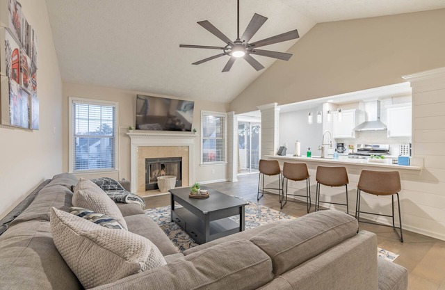 Cozy Sweet Peach 4 BR 3 BA with Bonus Room & Screened Porch - Pet Free home