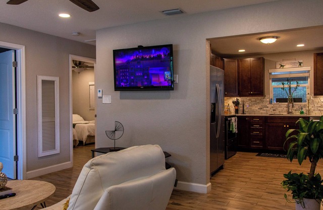 “Cozy Sweet Summer Home close to the beaches, stadium, airport An entertainment”