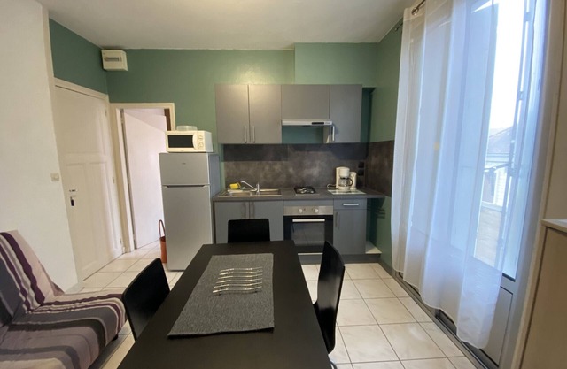 Charmant T2 en Centre-ville avec Balcon et Wi-Fi proche des Thermes – La Roche-Posay