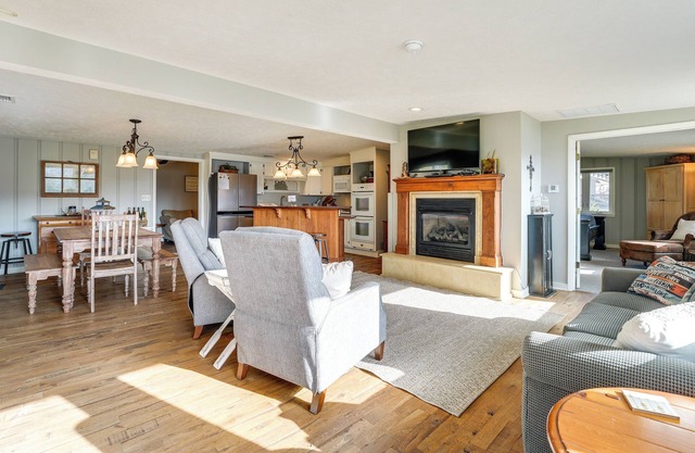 Cozy Table Rock Lake 'Boathouse' w/ Pool Access