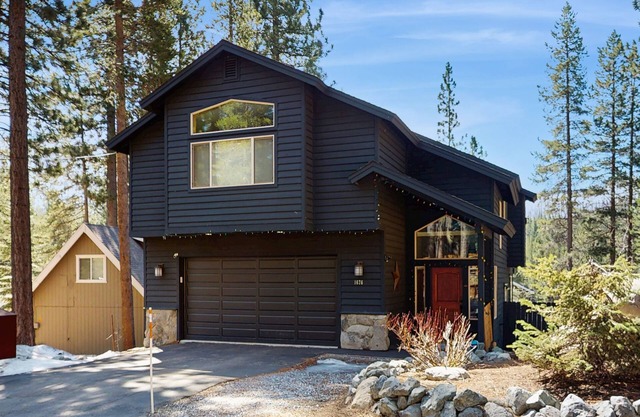 Cozy Tahoe home near the best of South Lake w/ fireplace, WiFi, & skiing nearby