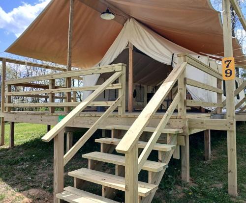 Cozy Tented Cabin with Fire Pit and Barbecue in Logan, Ohio