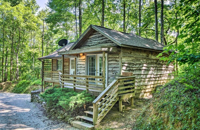 Cozy Robbinsville Cabin w / Deck & Forest Views!