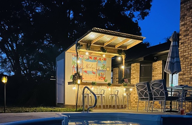 Cozy tiki retreat w/ private pickleball court, hot tub & pool!