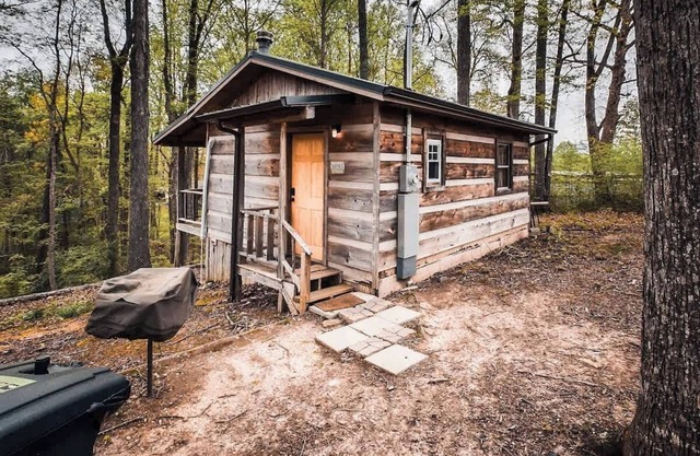 PET FRIENDLY! Great LOCATION w/HOT TUB/mtn. VIEW/covered PORCH with rocker, etc!