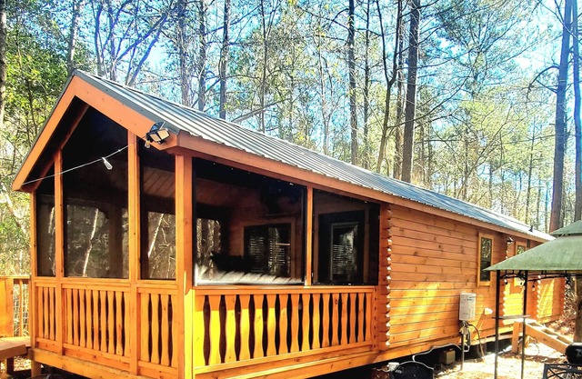Cozy tiny cabin in enchanting Richlands w/ King Suite, hottub