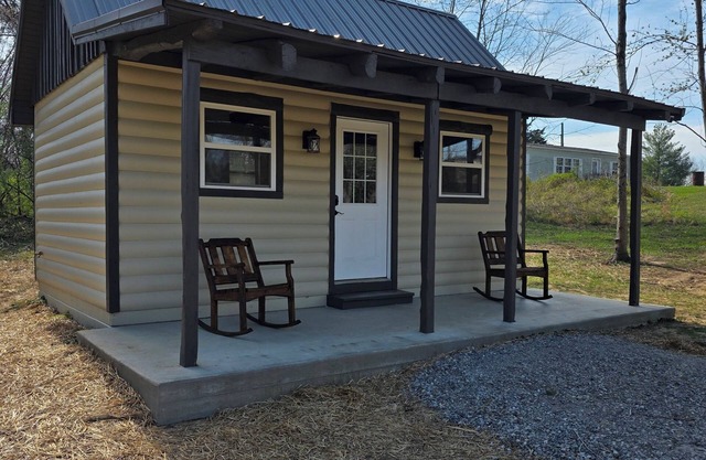 Cozy Tiny Cabin near Ferne Clyffe and Lake of Egypt with Wi-Fi